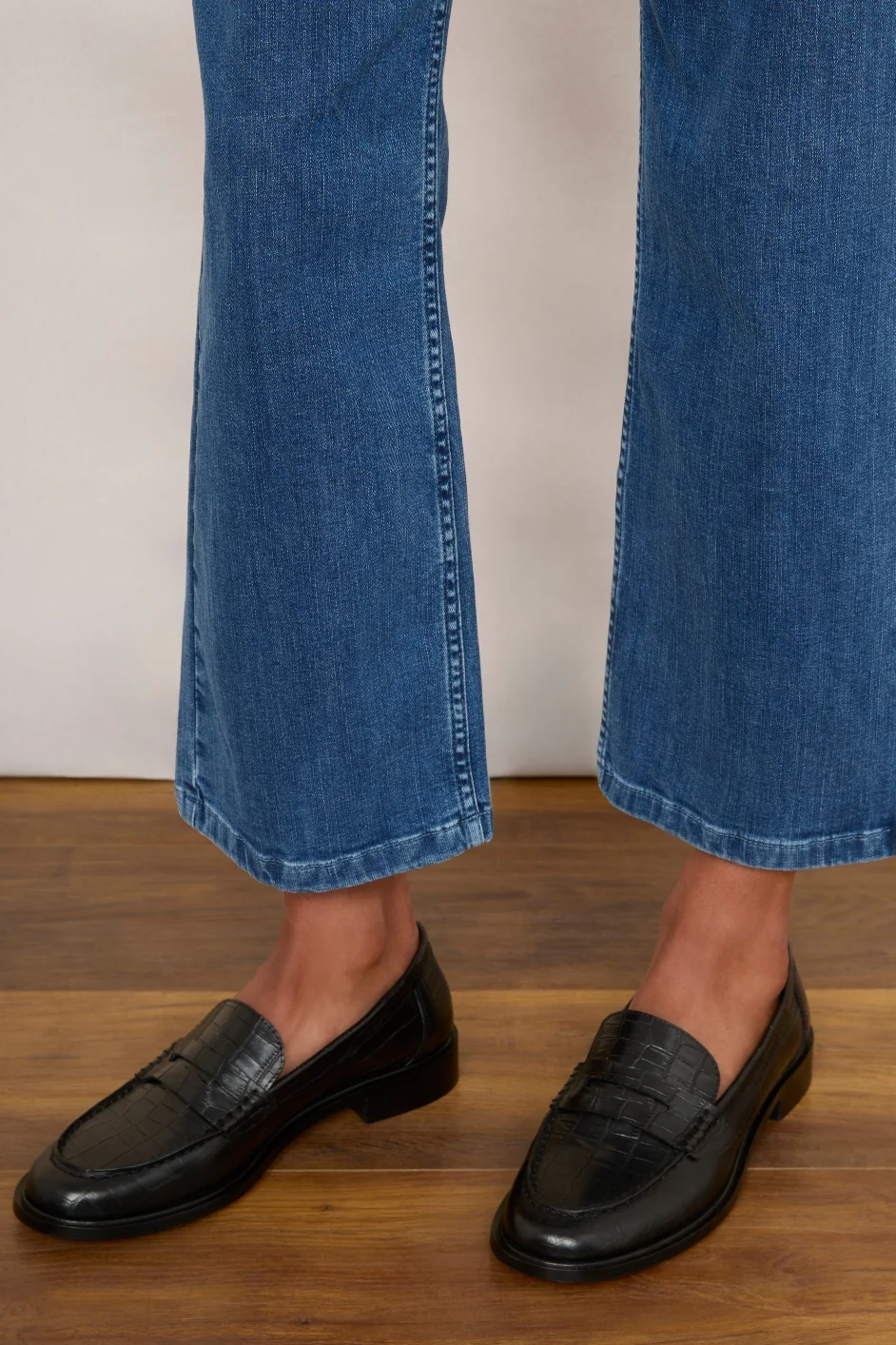 Flossie Carpenter Flare Cropped Jean - Mid Wash - Image 4